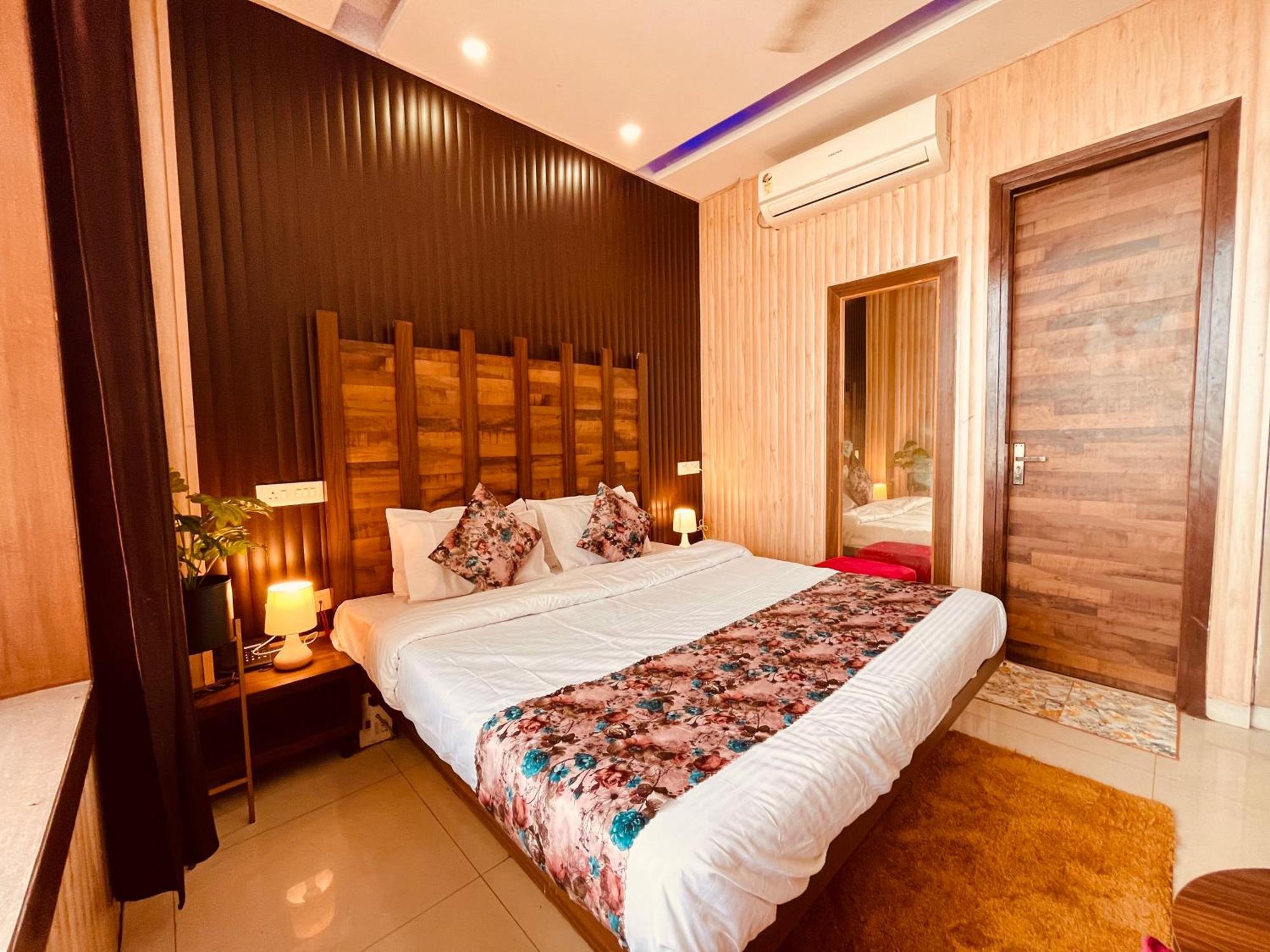 Hotel The Pearl Grand - Top Rated ! Most Awarded ! Parking ! Lift ! Luxury Rooms ! Best Selling Zirakpur ภายนอก รูปภาพ