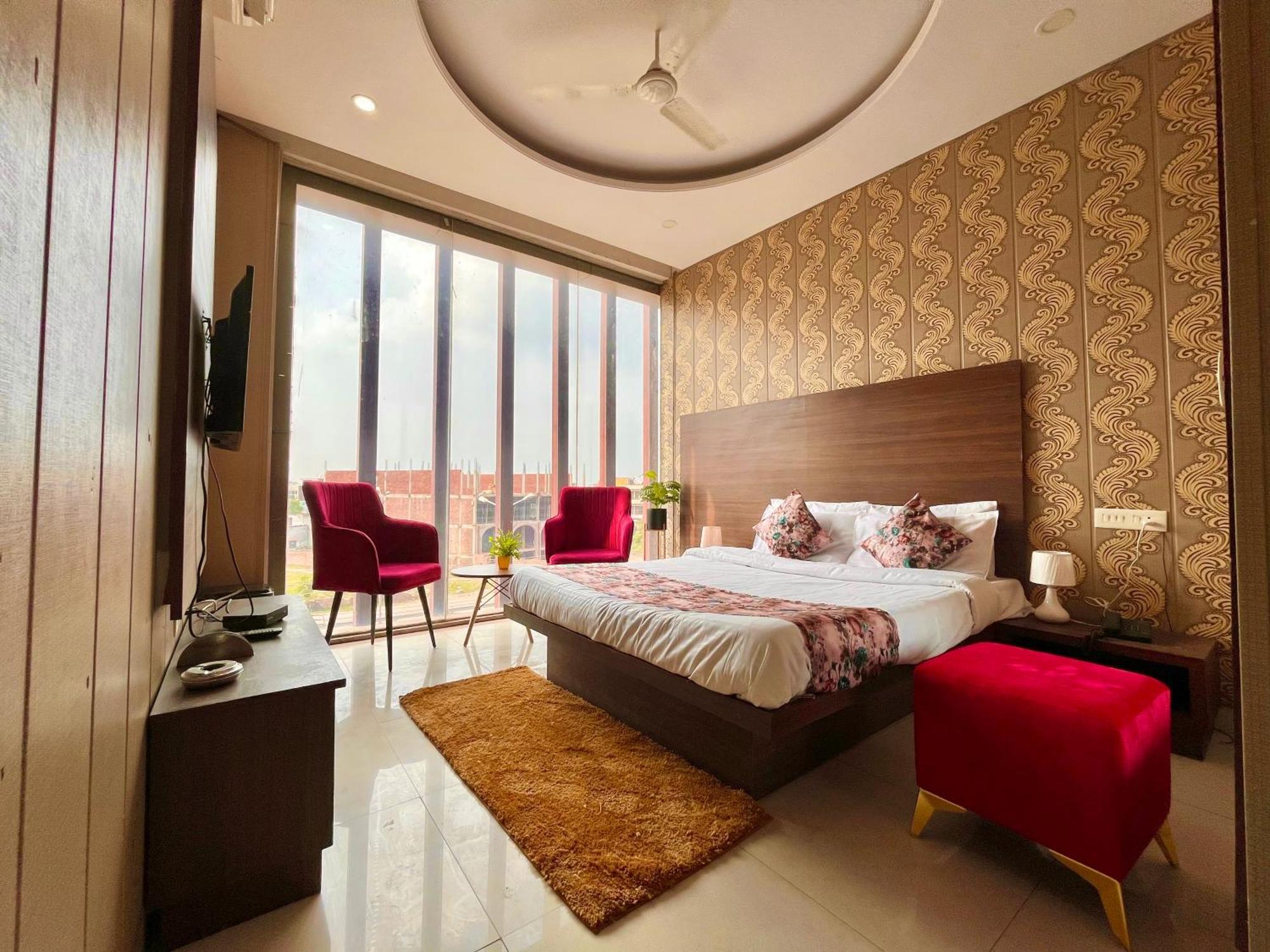 Hotel The Pearl Grand - Top Rated ! Most Awarded ! Parking ! Lift ! Luxury Rooms ! Best Selling Zirakpur ภายนอก รูปภาพ