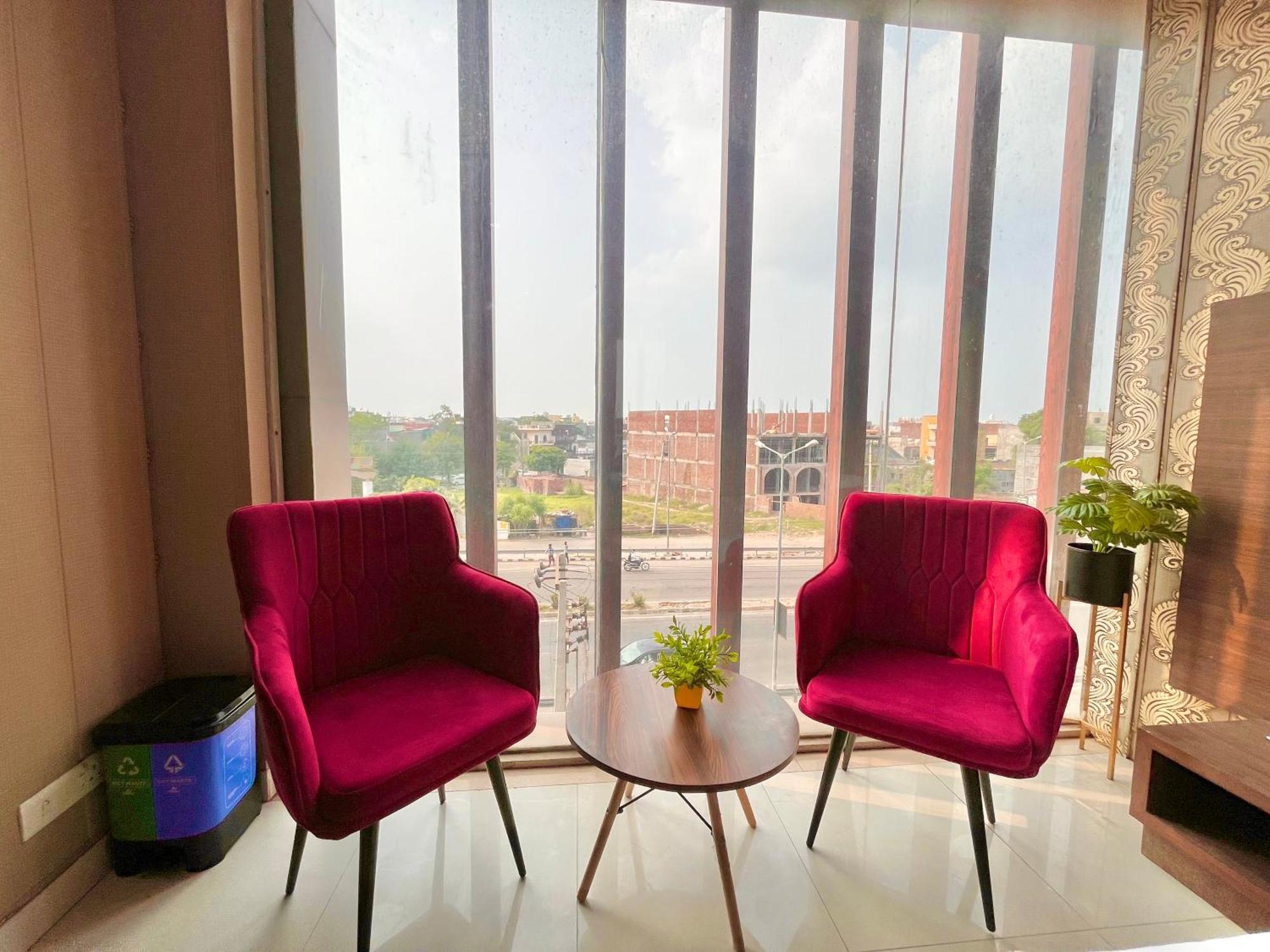 Hotel The Pearl Grand - Top Rated ! Most Awarded ! Parking ! Lift ! Luxury Rooms ! Best Selling Zirakpur ภายนอก รูปภาพ