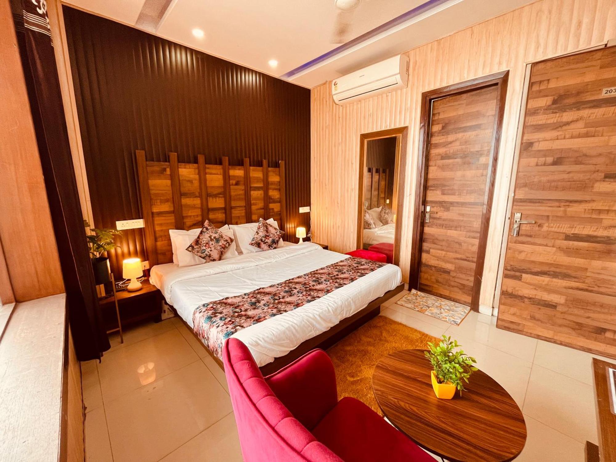 Hotel The Pearl Grand - Top Rated ! Most Awarded ! Parking ! Lift ! Luxury Rooms ! Best Selling Zirakpur ภายนอก รูปภาพ