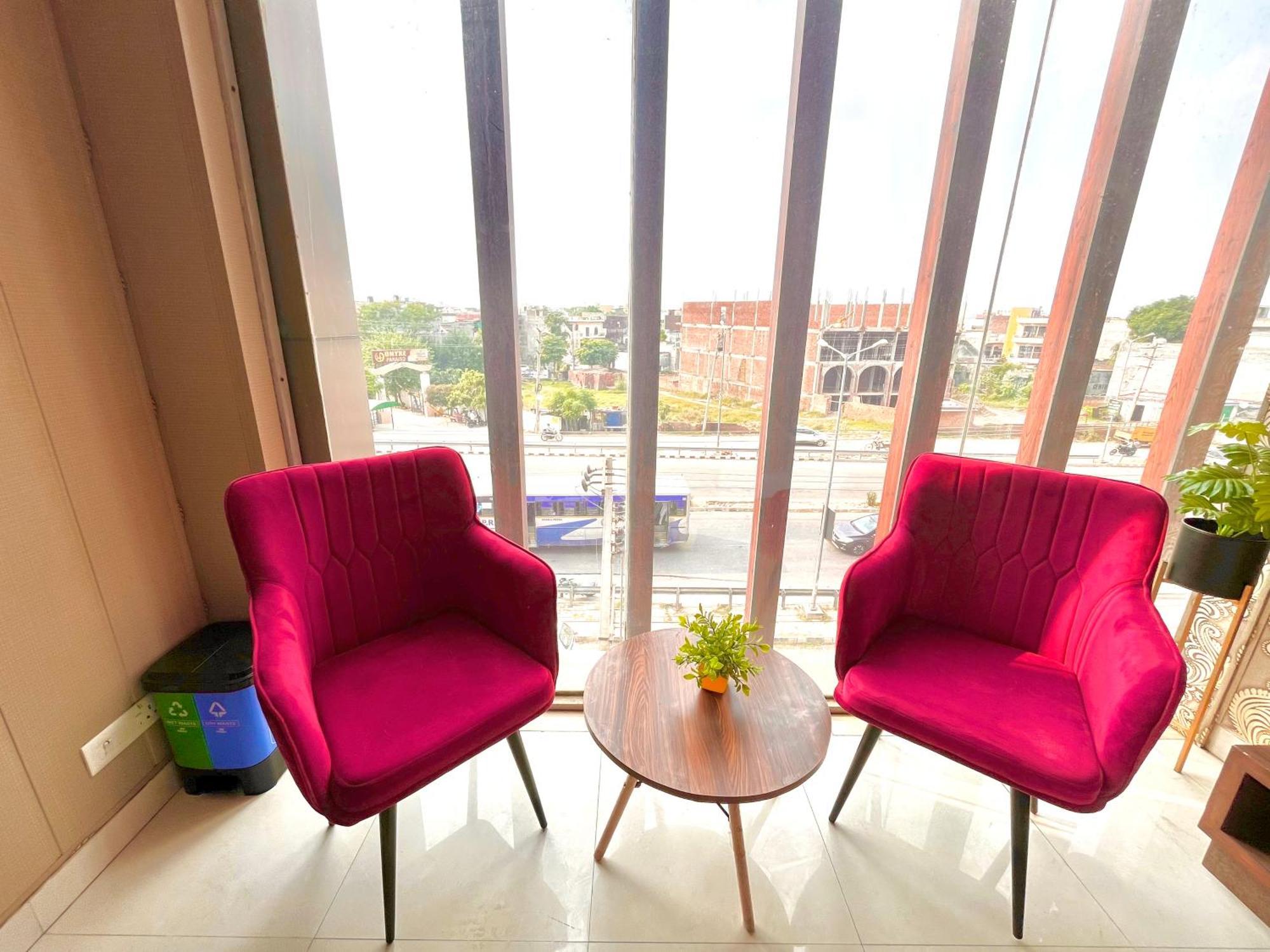 Hotel The Pearl Grand - Top Rated ! Most Awarded ! Parking ! Lift ! Luxury Rooms ! Best Selling Zirakpur ภายนอก รูปภาพ