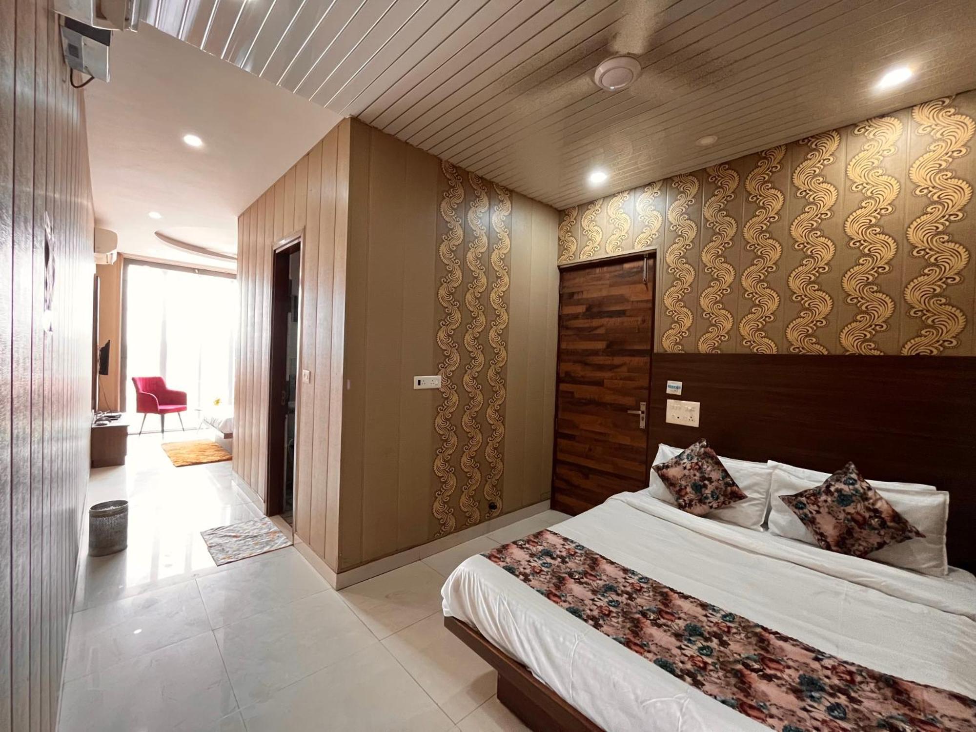 Hotel The Pearl Grand - Top Rated ! Most Awarded ! Parking ! Lift ! Luxury Rooms ! Best Selling Zirakpur ภายนอก รูปภาพ