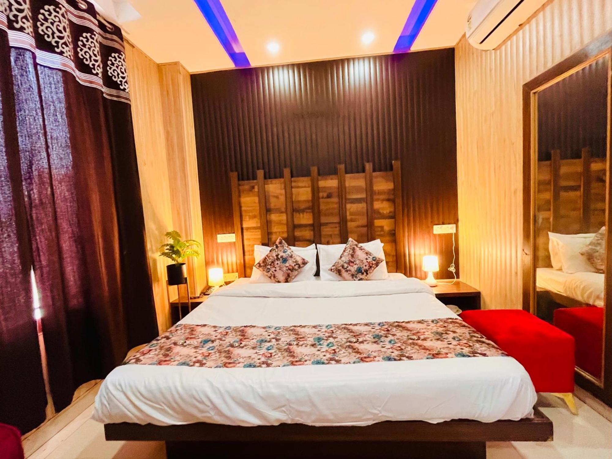 Hotel The Pearl Grand - Top Rated ! Most Awarded ! Parking ! Lift ! Luxury Rooms ! Best Selling Zirakpur ภายนอก รูปภาพ